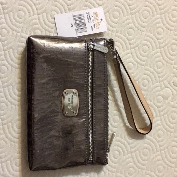 Michael Kors Handbags - BRAND NEW Authentic Michael Kota Wristlet